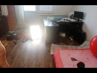 Esposa amadora se diverte experimentando roupas e cortando-as. Esposa amadora dança nua pela casa.