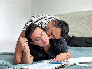 Chicos tienen sexo a escondidas cuando nadie los ve en su habitación mientras hacen tarea